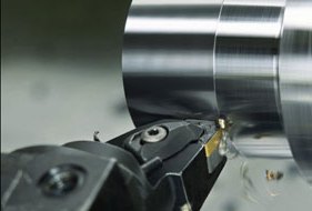 Drehmeißel bearbeitet ein Werkstück auf der Drehbank