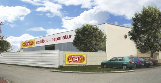Firmengebäude der SRS GmbH in Leobersdorf mit Schriftzug „stahlbau – reparatur“ und SRS-Logo